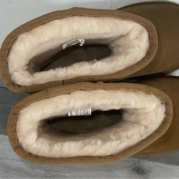 UGG Women's Classic Short Rubber Logo Cold-Weather Boots - Chestnut - Sz-6 .US - Picture 11 of 14